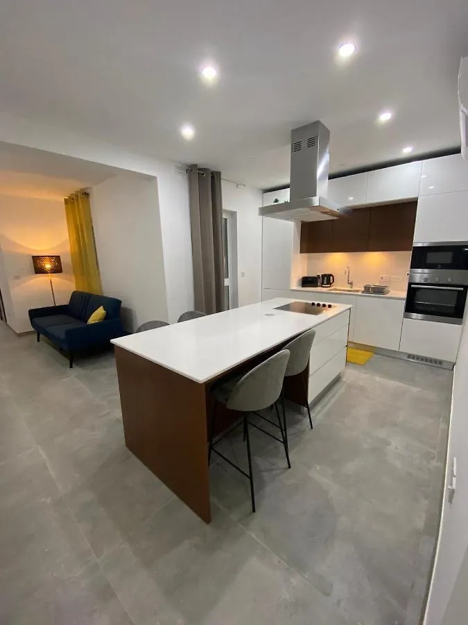 Gzira Two-Bedroom Apartment 0*,